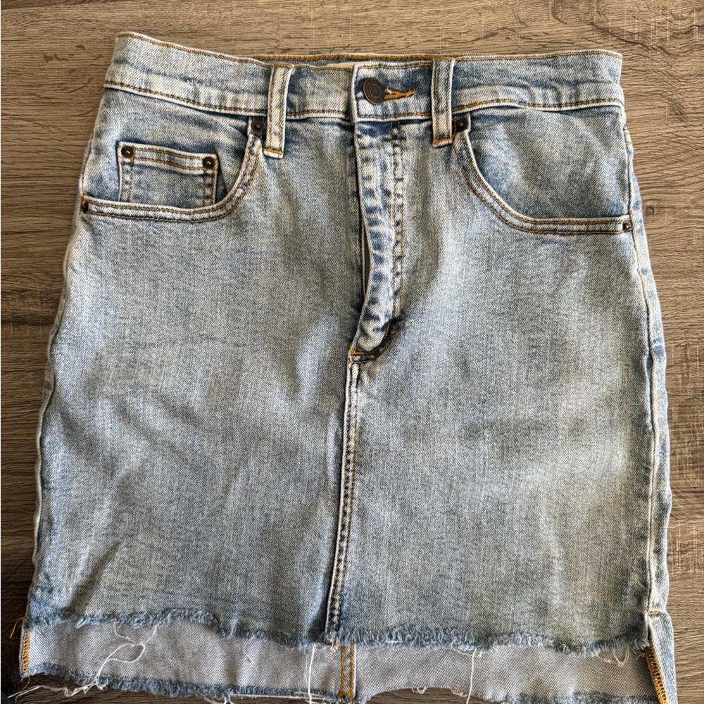 Wilfred Free Aritzia Light Wash Denim Skirt size 4